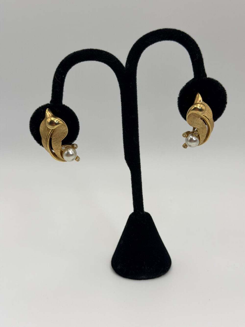 Vintage Marcel Boucher 3094 Clip-On Earrings – Gold Tone Abstract – Faux Pearl R